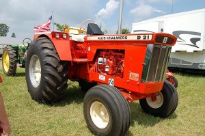 800px-Allis-Chalmers_D21_series_II_tractor[1]
