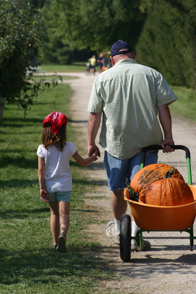 father-daughter-pumpkins-682x1024[1]