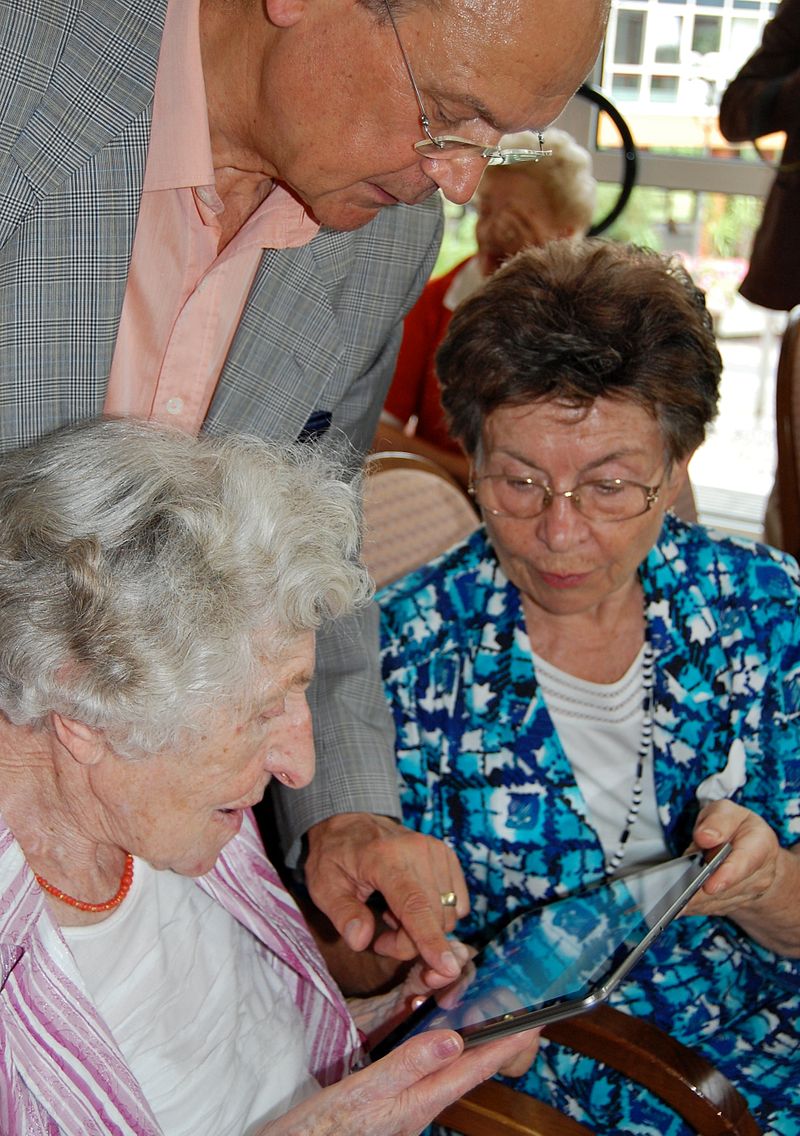 800px-tablet-pc_parkwohnstift_031
